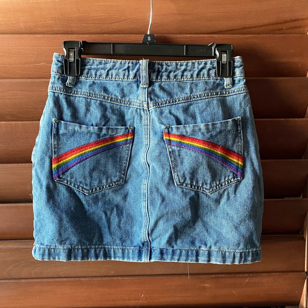 ✨FOREVER 21 Denim Skirt w Button Closure and Rainbow Embroidered Pockets